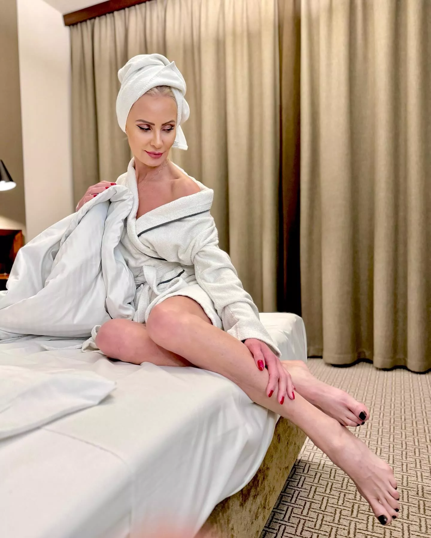 Elwira Mejk rozpala wyobraźnię w szlafroku – Gorące zdjęcia gwiazdy Disco Polo